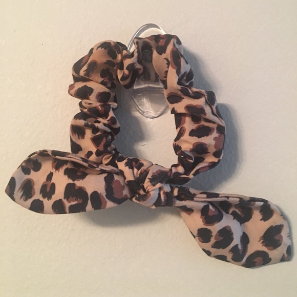 leopard print hair tye. - Picture 4 of 5